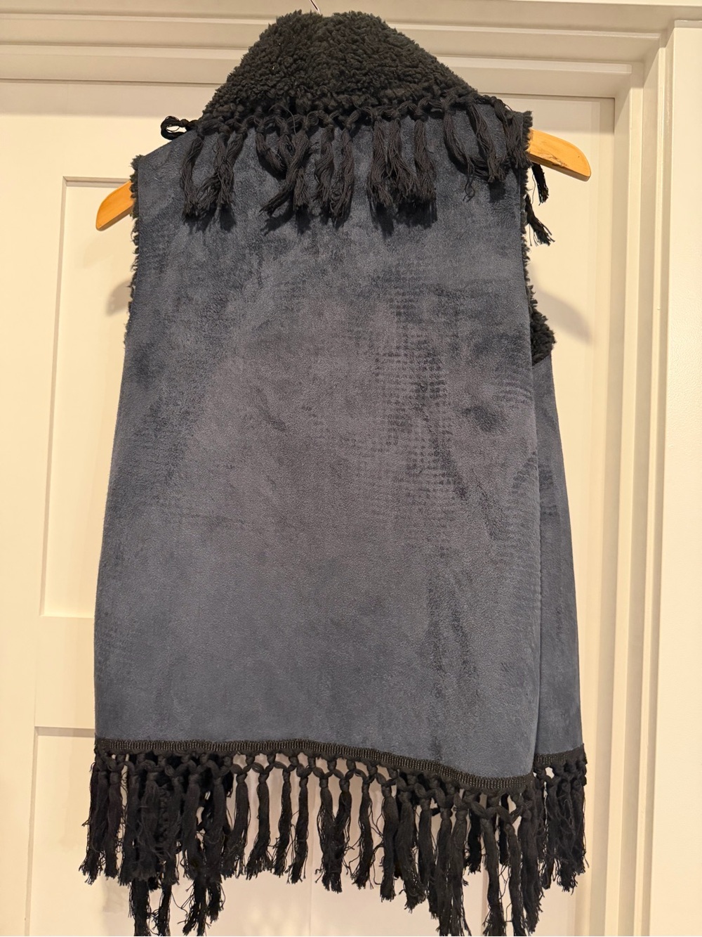 NWT ROMEO AND JULIET Striped & Stitched Fringe FAUX Sherpa Vest - Black - Picture 5 of 6